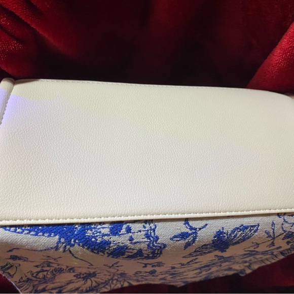 Betsey Johnson Blue and Cream Floral Crossbody Bag - Picture 5 of 10